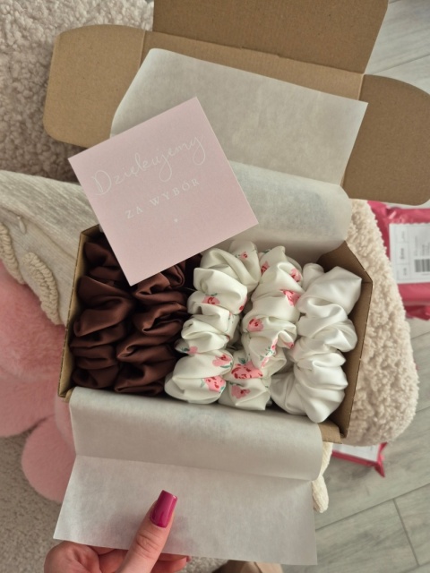 scrunchie-scrunchies-scrunchie w różyczki -ogromna scrunchie-duże scrunchies-kremowa gumka do włosów-frotka