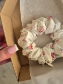 biała gumka do włosów-kremowe gumki do włosów-biała scrunchie w kwiaty-gumka w różyczki-gumka w kwiaty