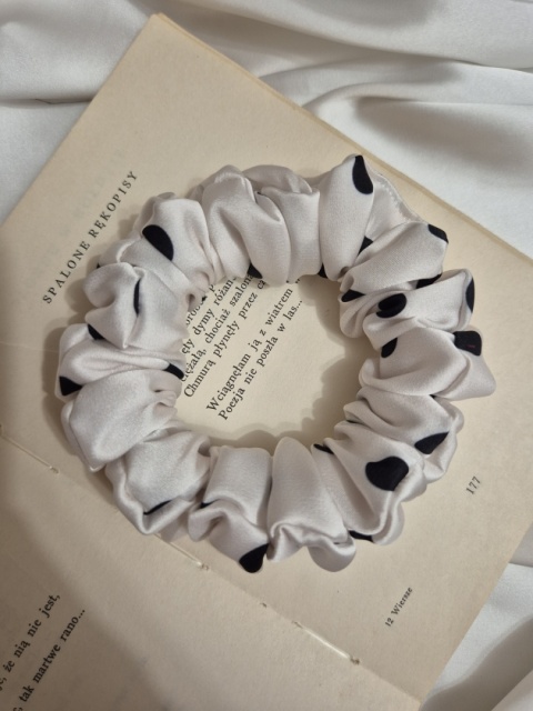 gumka do włosów w kropki-scrunchie w kropki-scrunchie w groszki-gumka do włosów w groszki-gumki w groszki-czarne groszki
