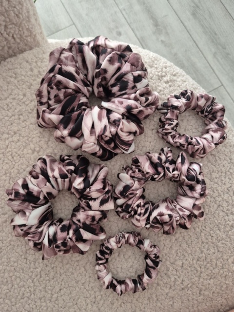 duże gumki do włosów-duża beżowa gumka panterka-duża scrunchie w panterkę-duże beżowe scrunchies-gumka do włosów panterka