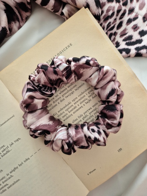 duże gumki do włosów-duża beżowa gumka panterka-duża scrunchie w panterkę-duże beżowe scrunchies-gumka do włosów panterka