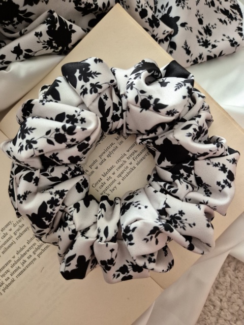 duże gumki do włosów-duża beżowa gumka w kwiaty-duża scrunchie kwiatowy wzór-scrunchie w czarne kwiaty-gumka do włosów