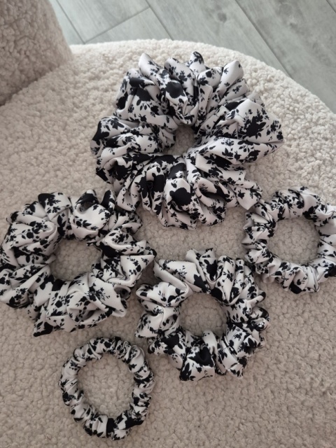 duże gumki do włosów-duża beżowa gumka w kwiaty-duża scrunchie kwiatowy wzór-scrunchie w czarne kwiaty-gumka do włosów