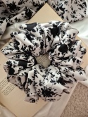 duże gumki do włosów-duża beżowa gumka w kwiaty-duża scrunchie kwiatowy wzór-scrunchie w czarne kwiaty-gumka do włosów