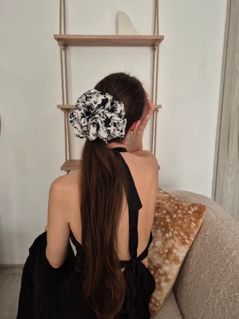 duża beżowa gumka do włosów-scrunchie w kwiaty-duże gumki do włosów- gumka scrunchie w czarne kwiaty-niski kok z dużą scrunchie
