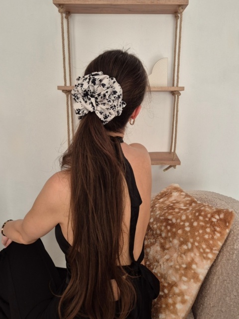 duża beżowa gumka do włosów-scrunchie w kwiaty-duże gumki do włosów- gumka scrunchie w czarne kwiaty-niski kok z dużą scrunchie