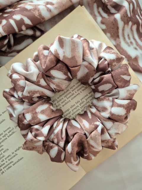 Duża karmelowa gumka do włosów-scrunchie print jelonka-duża gumka bambi- gumka scrunchie ze zwierzęcym motywem-scrunchie bambi
