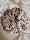 Scrunchie duża gumka do włosów beżowa z brązowym wzorem XXL - Cinnamon Latte