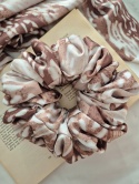 Duża karmelowa gumka do włosów-scrunchie print jelonka-duża gumka bambi- gumka scrunchie ze zwierzęcym motywem-scrunchie bambi