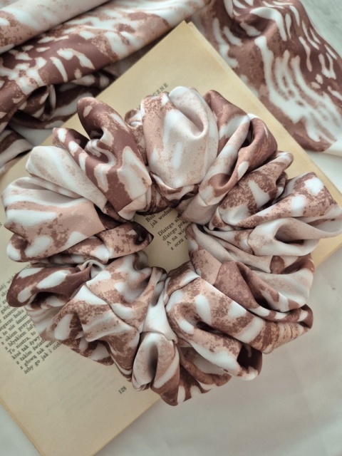 Duża karmelowa gumka do włosów-scrunchie print jelonka-duża gumka bambi- gumka scrunchie ze zwierzęcym motywem-scrunchie bambi
