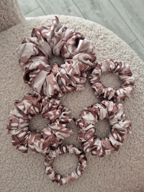 Duża karmelowa gumka do włosów-scrunchie print jelonka-duża gumka bambi- gumka scrunchie ze zwierzęcym motywem-scrunchie bambi