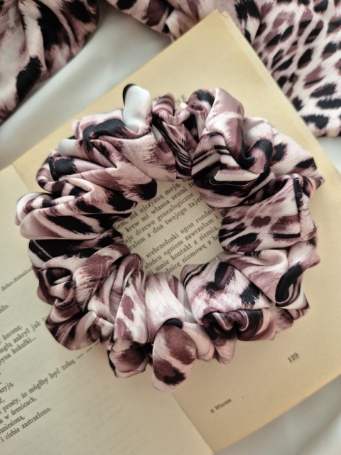 duże gumki do włosów-duża beżowa gumka panterka-duża scrunchie w panterkę-duże beżowe scrunchies-gumka do włosów panterka