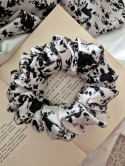 duże gumki do włosów-duża beżowa gumka w kwiaty-duża scrunchie kwiatowy wzór-scrunchie w czarne kwiaty-gumka do włosów
