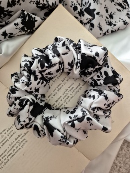 duże gumki do włosów-duża beżowa gumka w kwiaty-duża scrunchie kwiatowy wzór-scrunchie w czarne kwiaty-gumka do włosów