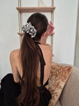 duża beżowa gumka do włosów-scrunchie w kwiaty-duże gumki do włosów- gumka scrunchie w czarne kwiaty-niski kok z dużą scrunchie