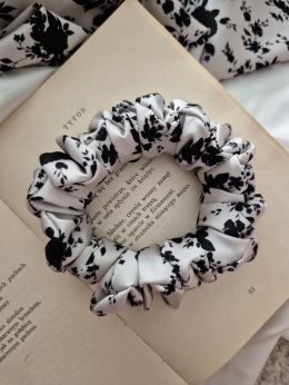 duże gumki do włosów-duża beżowa gumka w kwiaty-duża scrunchie kwiatowy wzór-scrunchie w czarne kwiaty-gumka do włosów