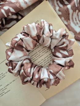 Duża karmelowa gumka do włosów-scrunchie print jelonka-duża gumka bambi- gumka scrunchie ze zwierzęcym motywem-scrunchie bambi