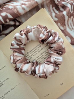 Duża karmelowa gumka do włosów-scrunchie print jelonka-duża gumka bambi- gumka scrunchie ze zwierzęcym motywem-scrunchie bambi