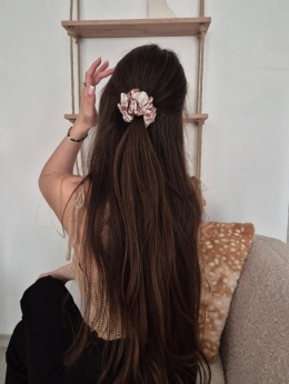 duża karmelowa gumka do włosów-scrunchie print jelonka-duża gumka bambi-romantyczne upięcie z gumką scrunchie-frotka