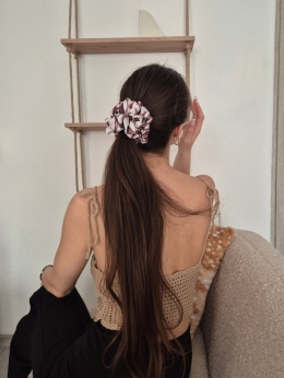 duża czekoladowa gumka do włosów-duża scrunchie mahoniowa-duża gumka zebra-niski kucyk z gumką scrunchie-scrunchie brązowa