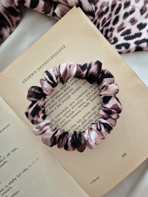duże gumki do włosów-duża beżowa gumka panterka-duża scrunchie w panterkę-duże beżowe scrunchies-gumka do włosów panterka