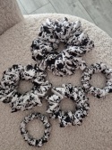 duże gumki do włosów-duża beżowa gumka w kwiaty-duża scrunchie kwiatowy wzór-scrunchie w czarne kwiaty-gumka do włosów