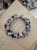 duże gumki do włosów-duża beżowa gumka w kwiaty-duża scrunchie kwiatowy wzór-scrunchie w czarne kwiaty-gumka do włosów