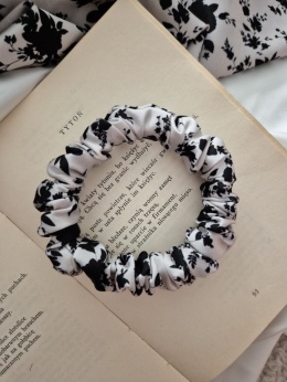 duże gumki do włosów-duża beżowa gumka w kwiaty-duża scrunchie kwiatowy wzór-scrunchie w czarne kwiaty-gumka do włosów