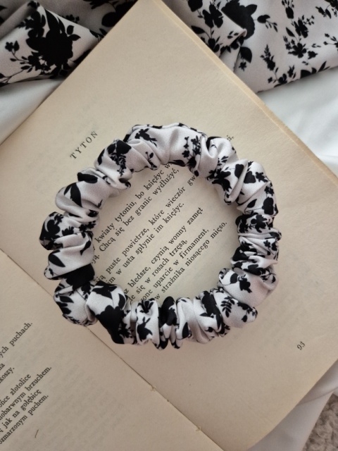 duże gumki do włosów-duża beżowa gumka w kwiaty-duża scrunchie kwiatowy wzór-scrunchie w czarne kwiaty-gumka do włosów