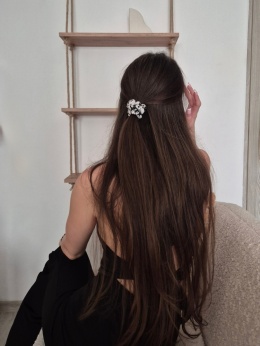 beżowa gumka do włosów-scrunchie w kwiaty- czarne gumki do włosów- gumka scrunchie w czarne kwiaty-upięcie ze scrunchie
