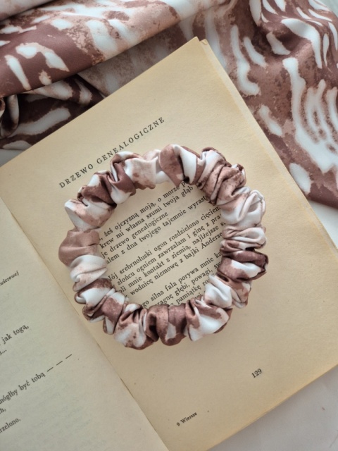 Mini karmelowa gumka do włosów-scrunchie print jelonka-duża gumka bambi- gumka scrunchie ze zwierzęcym motywem-scrunchie bambi