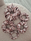 Duża karmelowa gumka do włosów-scrunchie print jelonka-duża gumka bambi- gumka scrunchie ze zwierzęcym motywem-scrunchie bambi